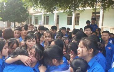 Cả ngàn thầy cô và học sinh ở Nghệ An ôm nhau bật khóc ngay giữa sân trường