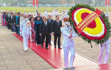 2.300 đại biểu vào Lăng viếng Chủ tịch Hồ Chí Minh