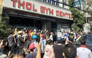 Hàng chục cảnh sát giải tán đám đông trước phòng gym của thanh niên xúc phạm gia đình Chí Tài