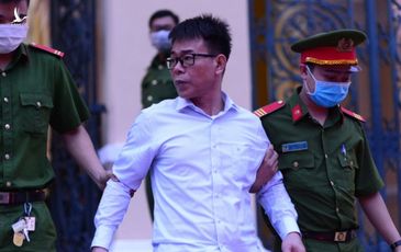 Bị tuyên 1 năm 5 tháng tù, cựu phó chánh án quận 4 khóc lớn liên tục xin lỗi bố