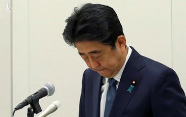 Cựu Thủ tướng Shinzo Abe cúi đầu xin lỗi người dân Nhật