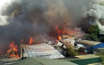 Hơn 10 xưởng gỗ hàng nghìn m2 ở Hà Nội bốc cháy dữ dội