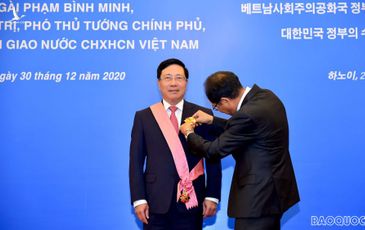 Hàn Quốc trao Huân chương Quang Hoa cho Phó Thủ tướng Phạm Bình Minh
