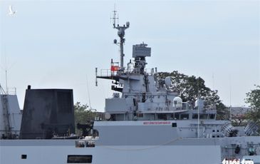 Cận cảnh tàu chiến săn ngầm Ấn Độ chở hàng viện trợ miền Trung Việt Nam