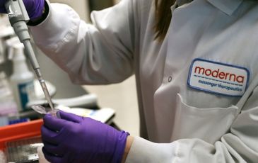 Pfizer và Moderna bán vaccine Covid-19 có thể thu về 32 tỷ USD