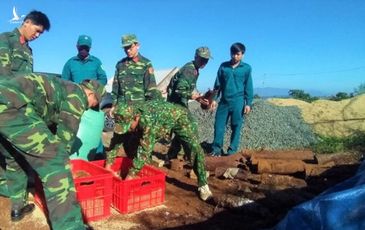 Đào móng xây nhà, tá hỏa phát hiện gần 1 tấn bom mìn