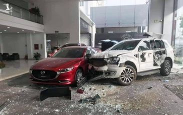 Xe ô tô mất lái tông vỡ cửa kính showroom Mazda, 1 người thương nặng