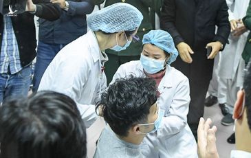 Sức khỏe những người đầu tiên tiêm vaccine Covid-19 Việt Nam ra sao?