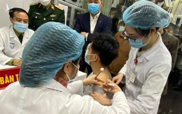 Tiêm mũi vaccine Covid-19 đầu tiên của Việt Nam