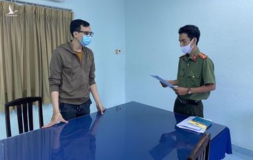 Tống đạt quyết định khởi tố bị can nam tiếp viên Vietnam Airlines làm lây lan dịch Covid-19