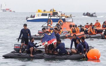 Indonesia điều tra nguyên nhân vụ máy bay rơi khiến 62 người thiệt mạng