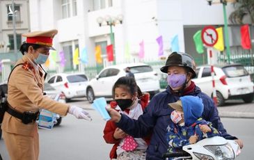 CSGT Hà Nội phân luồng giao thông, phát khẩu trang miễn phí cho người dân