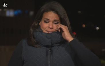 Phóng viên Sara Sidner của CNN nghẹn ngào khi đưa tin trực tiếp về Covid-19