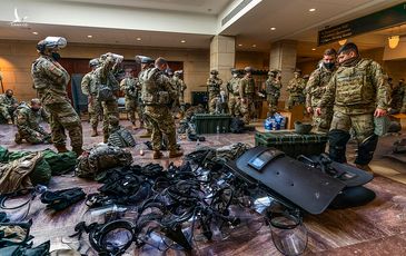 Hàng trăm vệ binh ngủ trên sàn nhà quốc hội Mỹ