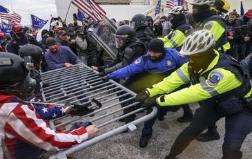 AFP: Người ủng hộ Trump xông vào tòa quốc hội, một người bị bắn chết