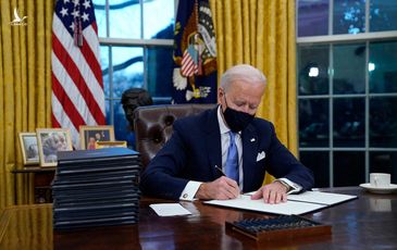 Ngồi vào phòng Bầu dục, Tổng thống Biden ký ngay 15 sắc lệnh đảo ngược chính sách ông Trump