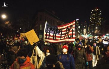 NYT: Hết bạo loạn, người Mỹ lại biểu tình đòi phế truất Trump