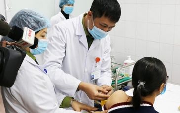 3 cô gái đầu tiên tiêm vaccine phòng Covid-19 liều cao nhất là ai?