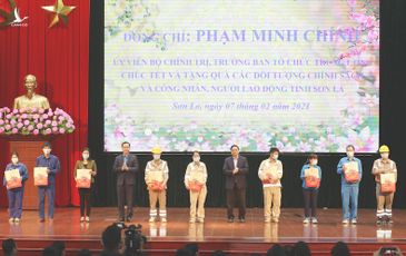 Ông Phạm Minh Chính chúc tết, tặng quà các đối tượng chính sách tỉnh Sơn La