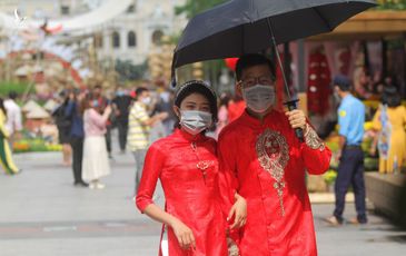 Đường hoa Nguyễn Huệ mở cửa đón khách: ‘Đeo khẩu trang chụp hình cũng đẹp mà’