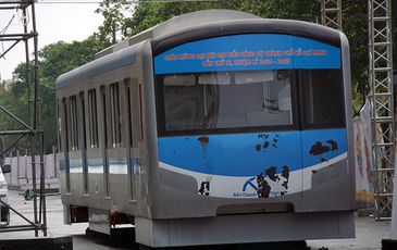 Toa tàu Metro xuất hiện giữa đường hoa Nguyễn Huệ Tết Tân Sửu 2021