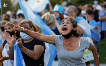 Dân Argentina nổi giận vì cựu lãnh đạo ‘chen hàng’ ưu tiên tiêm vắc xin COVID-19