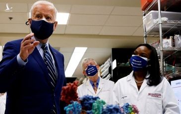 Biden chỉ trích chương trình vaccine Covid-19 của Trump