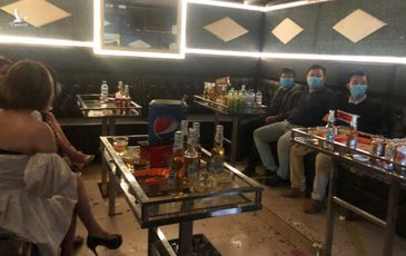 Lén đi hát chui karaoke ‘tay vịn’, nhóm khánh bị cách ly tại chỗ