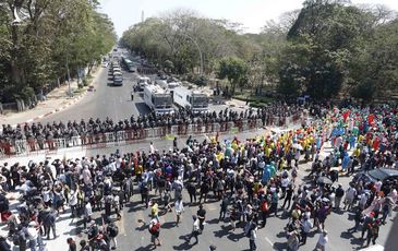 Đảo chính tại Myanmar: Người biểu tình bị đạn cao su ghim vào đầu