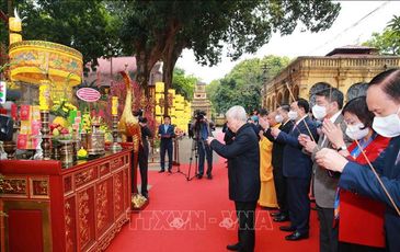 Tổng Bí thư, Chủ tịch nước Nguyễn Phú Trọng trồng cây tại Hoàng thành Thăng Long