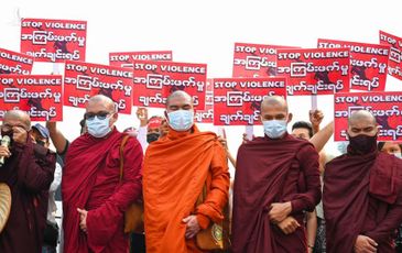 Hàng loạt nhà sư cùng nhau xuống đường biểu tình, khiến Myanmar loạn càng thêm loạn