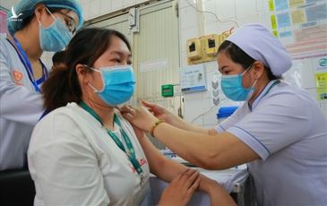 Sở Y tế TPHCM thông tin về 3 người bị phản ứng sau tiêm vaccine COVID-19