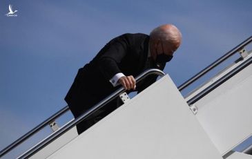 Nhà Trắng lên tiếng vụ tổng thống Biden vấp ngã 3 lần khi lên thang máy bay