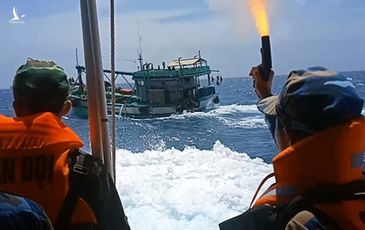 Bộ đội biên phòng nổ súng truy bắt tàu chở 3.000 lít dầu ‘lậu’