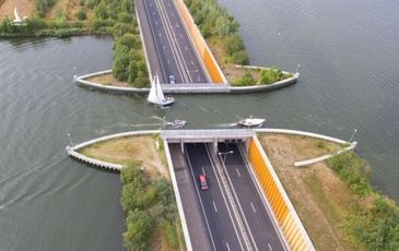 “Xe dưới nước, thuyền trên cầu”: Cây cầu Hà Lan thách đố trí tưởng tượng của bạn
