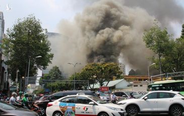 Cháy lớn tại trung tâm quận 1, sơ tán toàn bộ học sinh một trường cấp 3