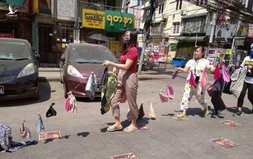 Về chiến thuật “treo đồ trong” của phụ nữ để ngăn chặn quân đội Myanmar