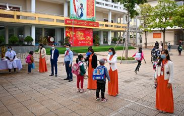 Học sinh trường Xuân Phương trở lại lớp sau kỳ nghỉ dài
