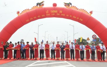 Thủ tướng cắt băng thông xe cầu Cửa Hội nối Nghệ An – Hà Tĩnh