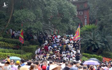 Hàng nghìn người đi giỗ Tổ Hùng Vương từ mờ sáng