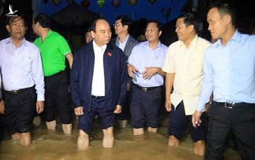 Vị chính khách “bình dân” đi chợ đầu mối, lội nước thăm đồng bào