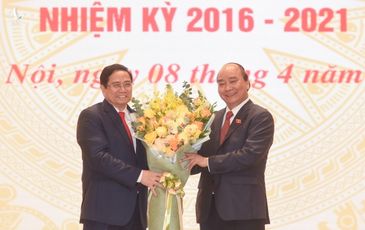 Chủ tịch nước Nguyễn Xuân Phúc bàn giao công việc cho Thủ tướng Phạm Minh Chính