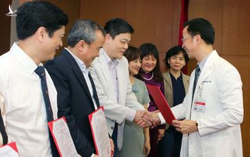 Lãnh đạo Bệnh viện Bạch Mai ‘tiết lộ’ 4 lý do khiến hơn 200 cán bộ y tế xin nghỉ việc