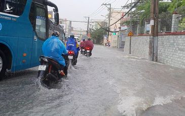 Sau trận mưa lớn, đường biến thành sông ở TP Thủ Đức