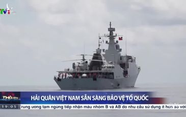 Tàu hộ vệ Việt Nam và trực thăng săn ngầm diễn tập chiến đấu ở Trường Sa