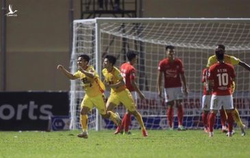Cầu thủ, HLV TP.HCM nổi loạn, cảnh sát cơ động phải hộ tống trọng tài rời sân