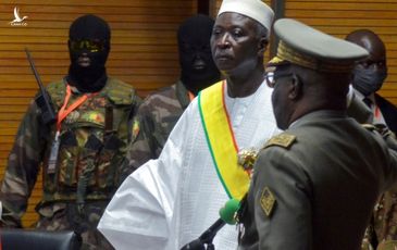 NÓNG: Tổng thống và Thủ tướng Mali bị quân đội bắt