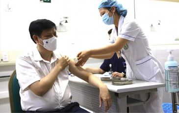 Bộ trưởng Nguyễn Thanh Long tiêm vaccine phòng COVID-19