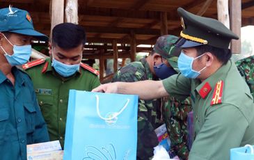 Đại tá Đinh Văn Nơi ủng hộ 200 triệu đồng hỗ trợ các chốt phòng, chống COVID-19