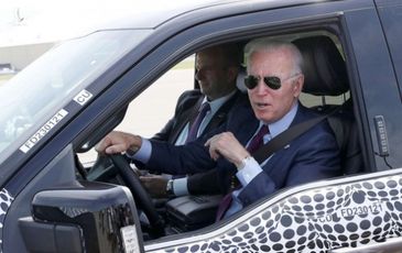 Ông Biden lái xe điện, nói đùa sẽ cán phóng viên nếu hỏi về Israel – Hamas